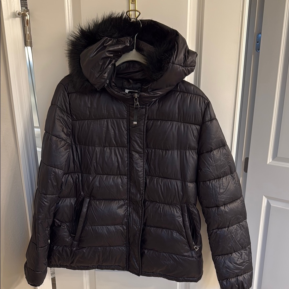 GAP XL Women's Black Puffer Jacket never worn with Faux Fur Hood adorable